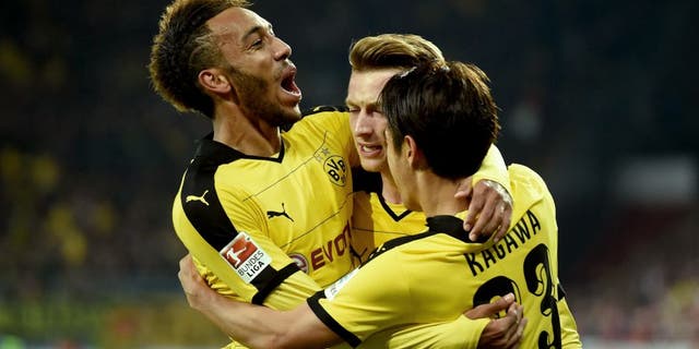MAINZ, GERMANY - OCTOBER 16: Marco Reus of Dortmund celebrates with his team-mates after scoring his team's first goal during the Bundesliga match between 1. FSV Mainz 05 and Borussia Dortmund at Coface Arena on October 16, 2015 in Mainz, Germany. (Photo by Matthias Hangst/Bongarts/Getty Images)