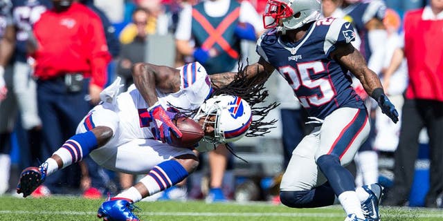 ORCHARD PARK, NY - SEPTEMBER 20: Sammy Watkins #14 of the Buffalo Bills catches the ball as Tarell Brown #25 of the New England Patriots defends during the first quarter on September 20, 2015 at Ralph Wilson Stadium in Orchard Park, New York. New England defeats Buffalo 40-32. (Photo by Brett Carlsen/Getty Images)