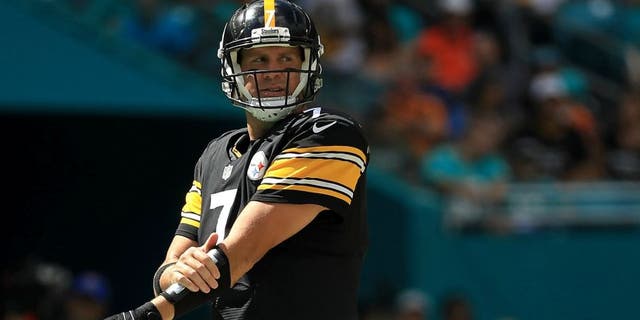 MIAMI GARDENS, FL - OCTOBER 16: Ben Roethlisberger #7 of the Pittsburgh Steelers calls a play during a game against the Miami Dolphins on October 16, 2016 in Miami Gardens, Florida. (Photo by Mike Ehrmann/Getty Images)