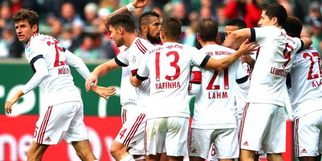 BREMEN, GERMANY - OCTOBER 17: Thomas Mueller (L) of Muenchen celebrates scoring the opening goal with his team mates during the Bundesliga match between SV Werder Bremen and FC Bayern Muenchen at Weserstadion on October 17, 2015 in Bremen, Germany. (Photo by Alexander Hassenstein/Bongarts/Getty Images)
