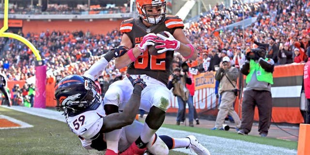 CLEVELAND, OH - OCTOBER 18: Tight end Gary Barnidge #82 of the Cleveland Browns catches a pass for a touchdown while being defended by inside linebacker Danny Trevathan #59 of the Denver Broncos during the third quarter at Cleveland Browns Stadium on October 18, 2015 in Cleveland, Ohio. (Photo by Andrew Weber/Getty Images)