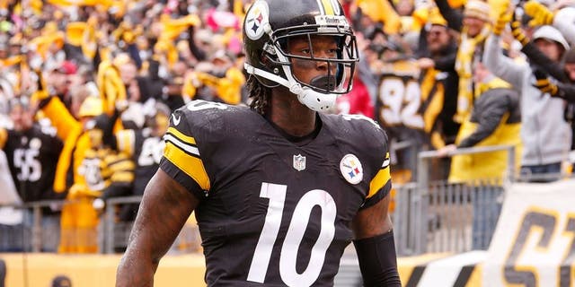 PITTSBURGH, PA - OCTOBER 18: Martavis Bryant #10 of the Pittsburgh Steelers celebrates an 8-yard touchdown pass from Landry Jones #3 of the Pittsburgh Steelers in the 3rd quarter of the game against the Arizona Cardinals at Heinz Field on October 18, 2015 in Pittsburgh, Pennsylvania. (Photo by Gregory Shamus/Getty Images)
