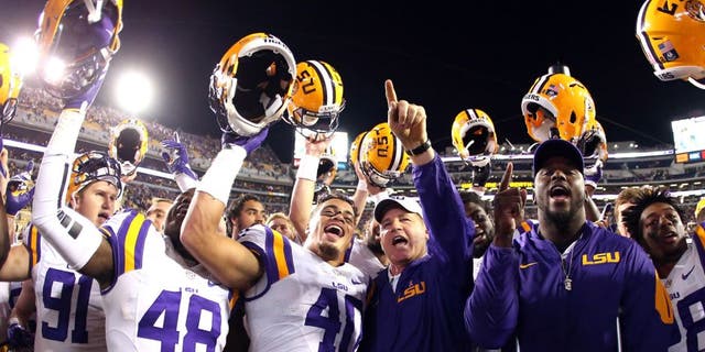 BATON ROUGE, LA - OCTOBER 17: Head coach Les Miles celebrates with the LSU Tigers after defeating the Florida Gators 35-28 at Tiger Stadium on October 17, 2015 in Baton Rouge, Louisiana. (Photo by Chris Graythen/Getty Images)