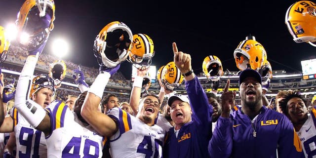 BATON ROUGE, LA - OCTOBER 17: Head coach Les Miles celebrates with the LSU Tigers after defeating the Florida Gators 35-28 at Tiger Stadium on October 17, 2015 in Baton Rouge, Louisiana. (Photo by Chris Graythen/Getty Images)