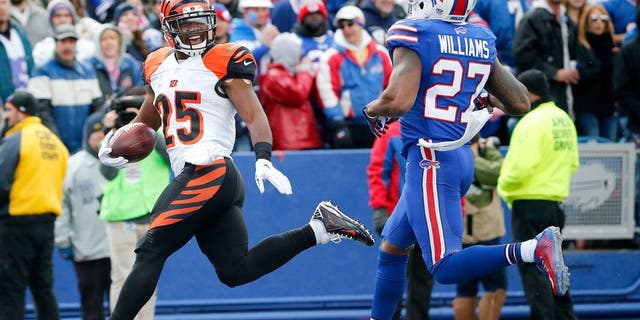 Cincinnati Bengals running back Giovani Bernard (25) gets past Buffalo Bills strong safety Duke Williams (27) for a touchdown during the first half of an NFL football game on Sunday, Oct. 18, 2015, in Orchard Park, N.Y. (AP Photo/Bill Wippert)