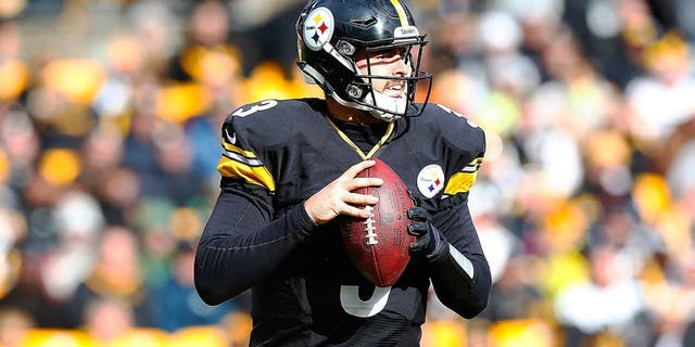 PITTSBURGH, PA - OCTOBER 18: Landry Jones #3 of the Pittsburgh Steelers drops back to pass in the second half during the game against the Arizona Cardinals at Heinz Field on October 18, 2015 in Pittsburgh, Pennsylvania. (Photo by Jared Wickerham/Getty Images)