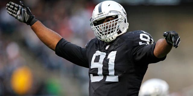 OAKLAND, CA - DECEMBER 7: Defensive end Justin Tuck #91 of the Oakland Raiders works up the crowd before a 3rd down play against the San Francisco 49ers late in the third quarter on December 7, 2014 at O.co Coliseum in Oakland, California. The Raiders won 24-13. (Photo by Brian Bahr/Getty Images)