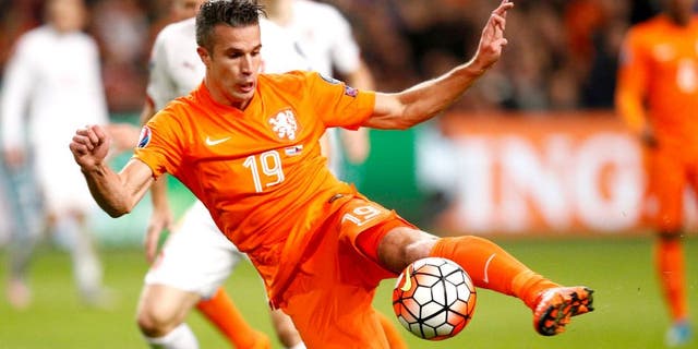 AMSTERDAM, NETHERLANDS - OCTOBER 13: Robin van Persie of the Netherlands misses a chance during the UEFA EURO 2016 qualifying Group A match between the Netherlands and the Czech Republic at Amsterdam Arena on October 13, 2015 in Amsterdam, Netherlands. (Photo by Dean Mouhtaropoulos/Getty Images)