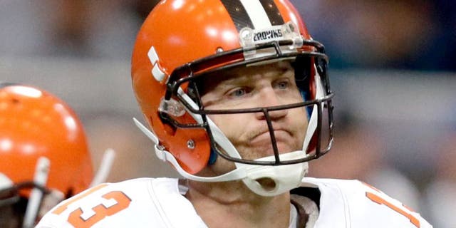 Cleveland Browns quarterback Josh McCown looks to the sideline during the third quarter of an NFL football game against the St. Louis Rams, Sunday, Oct. 25, 2015, in St. Louis. (AP Photo/Tom Gannam)