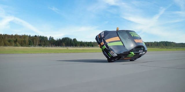 7b33246d-wheelie