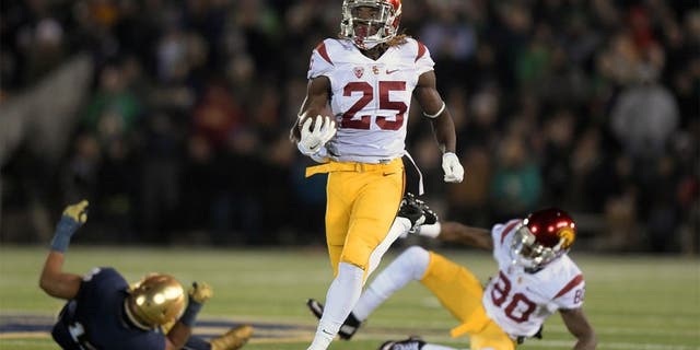 Oct 17, 2015; South Bend, IN, USA; Southern California Trojans tailback Ronald Jones II (25) carries the ball on a 65-yard gain against the Notre Dame Fighting Irish at Notre Dame Stadium. Mandatory Credit: Kirby Lee-USA TODAY Sports