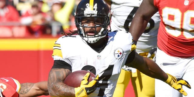 KANSAS CITY, MO - OCTOBER 25: DeAngelo Williams #34 of the Pittsburgh Steelers avoids the tackle of Derrick Johnson #56 of the Kansas City Chiefs at Arrowhead Stadium during the third quarter of the game on October 25, 2015 in Kansas City, Missouri. (Photo by Peter Aiken/Getty Images)