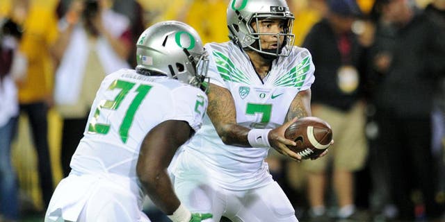 Oct 29, 2015; Tempe, AZ, USA; Oregon Ducks quarterback Vernon Adams Jr. (3) hands off to Oregon Ducks running back Royce Freeman (21) during the first half against the Arizona State Sun Devils at Sun Devil Stadium. Mandatory Credit: Matt Kartozian-USA TODAY Sports