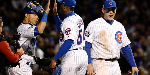 Los compañeros de equipo de los Cachorros, de izquierda a derecha, Willson Contreras, Aroldis Chapman y Anthony Rizzo celebran después del Juego 5 de la Serie Mundial contra los Indios de Cleveland el 30 de octubre de 2016 en Chicago.