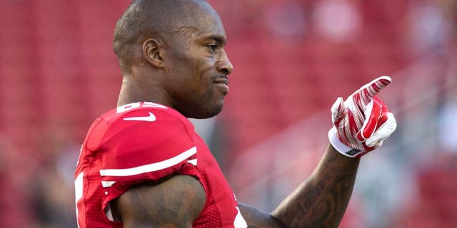 Oct 22, 2015; Santa Clara, CA, USA; San Francisco 49ers tight end Vernon Davis (85) gestures on the field before the game against the Seattle Seahawks at Levi's Stadium. Mandatory Credit: Kelley L Cox-USA TODAY Sports