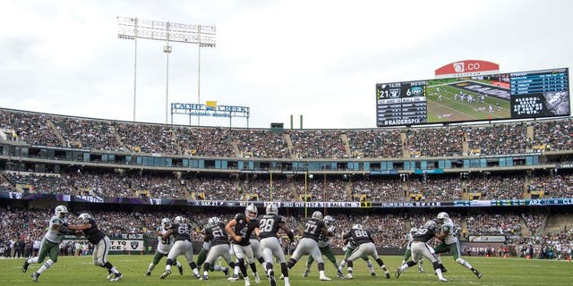 November 1, 2015; Oakland, CA, USA; Oakland Raiders quarterback Derek Carr (4) hands the football off to running back Latavius Murray (28) during the third quarter against the New York Jets at O.co Coliseum. Mandatory Credit: Kyle Terada-USA TODAY Sports