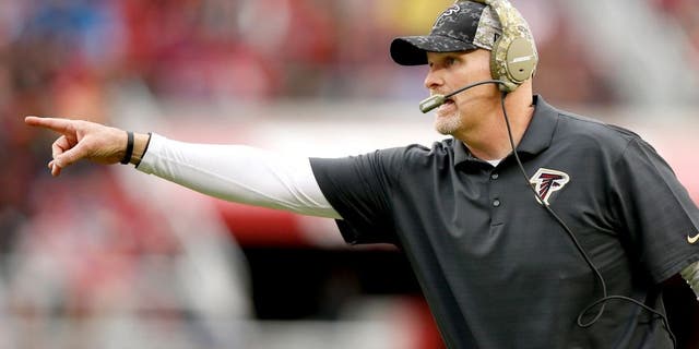 SANTA CLARA, CA - NOVEMBER 08: Head coach Dan Quinn of the Atlanta Falcons shouts to his team during their game against the San Francisco 49ers at Levi's Stadium on November 8, 2015 in Santa Clara, California. (Photo by Ezra Shaw/Getty Images)