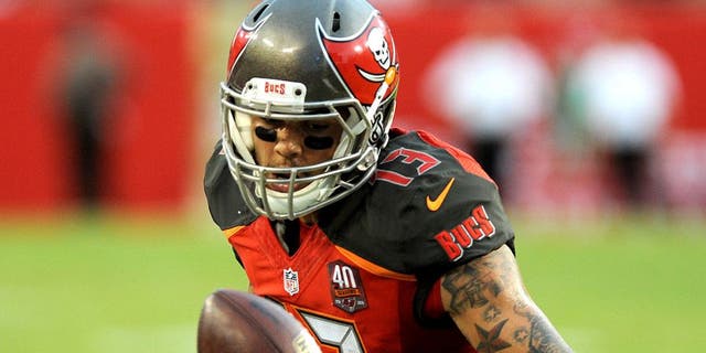 TAMPA, FL - NOVEMBER 8: Wide receiver Mike Evans #13 of the Tampa Bay Buccaneers drops a pass in the second quarter against the New York Giants at Raymond James Stadium on November 8, 2015 in Tampa, Florida. (Photo by Cliff McBride/Getty Images)
