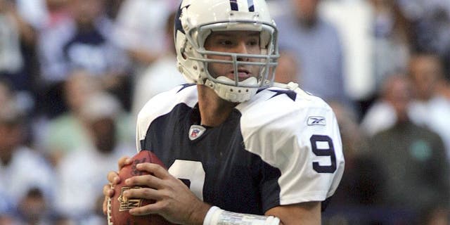 DALLAS - NOVEMBER 23: Quarterback Tony Romo #9 of the Dallas Cowboys drops back to pass against the Tampa Bay Buccaneers at Texas Stadium November 23, 2006 in Irving, Texas. (Photo by Ronald Martinez/Getty Images)