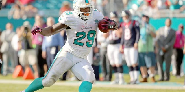 MIAMI GARDENS, FL - OCTOBER 25: Jonas Gray #29 of the Miami Dolphins rushes during a game against the Houston Texans at Sun Life Stadium on October 25, 2015 in Miami Gardens, Florida. (Photo by Mike Ehrmann/Getty Images)