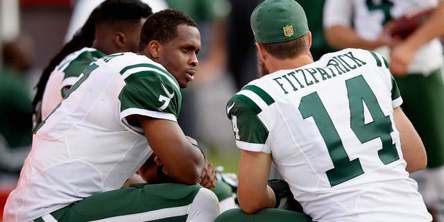 OAKLAND, CA - NOVEMBER 01: Geno Smith #7 of the New York Jets talks to Ryan Fitzpatrick #14 on the sidelines during their game against the Oakland Raiders at O.co Coliseum on November 1, 2015 in Oakland, California. (Photo by Ezra Shaw/Getty Images)