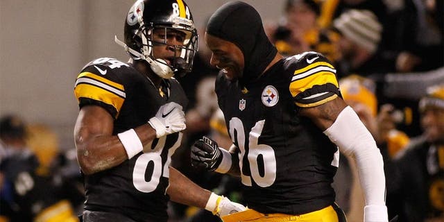 PITTSBURGH, PA - DECEMBER 28: Antonio Brown #84 of the Pittsburgh Steelers celebrates his punt return for a touchdown with Le'Veon Bell #26 during the first quarter against the Cincinnati Bengals at Heinz Field on December 28, 2014 in Pittsburgh, Pennsylvania. (Photo by Justin K. Aller/Getty Images)
