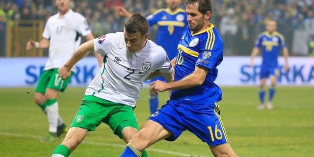 ZENICA, BOSNIA AND HERZEGOVINA - NOVEMBER 13. Seamus Coleman (L) of Ireland in action against Senad Lulic (R) of Bosnia during the EURO 2016 Qualifier Play-Off First Leg between Bosnia and Herzegovina and Republic of Ireland at Bilino Polje Stadium on November 13, 2015 in Zenica, Bosnia and Herzegovina. (Photo by Srdjan Stevanovic/Getty Images)