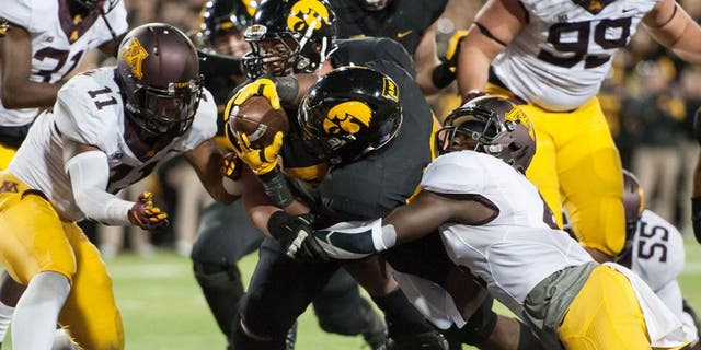 Nov 14, 2015; Iowa City, IA, USA; Iowa Hawkeyes running back LeShun Daniels Jr. (29) extends for a touchdown during the second half against the Minnesota Golden Gophers at Kinnick Stadium. Mandatory Credit: Jeffrey Becker-USA TODAY Sports