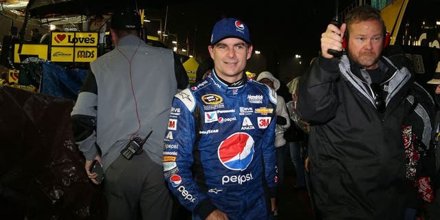 AVONDALE, AZ - NOVEMBER 15: Jeff Gordon, driver of the #24 Pepsi Chevrolet, walks off pit road in the rain during the NASCAR Sprint Cup Series Quicken Loans Race for Heroes 500 at Phoenix International Raceway on November 15, 2015 in Avondale, Arizona. (Photo by Matt Sullivan/NASCAR via Getty Images)