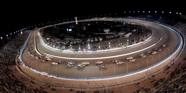 AVONDALE, AZ - NOVEMBER 13: A general view of race action during the NASCAR Camping World Truck Series Lucas Oil 150 at Phoenix International Raceway on November 13, 2015 in Avondale, Arizona. (Photo by Christian Petersen/Getty Images)