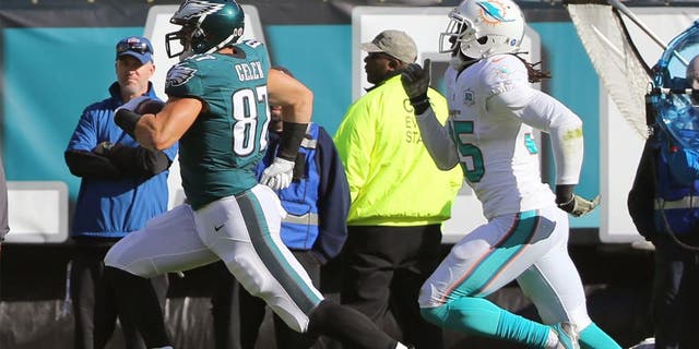 Nov 15, 2015; Philadelphia, PA, USA; Philadelphia Eagles tight end Brent Celek (87) carries the ball after a catch against the Miami Dolphins during the first quarter at Lincoln Financial Field. Mandatory Credit: Jeffrey G. Pittenger-USA TODAY Sports