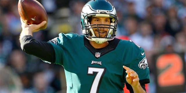 PHILADELPHIA, PA - NOVEMBER 15: Quarterback Sam Bradford #7 of the Philadelphia Eagles looks to pass against the Miami Dolphins in the first half of the game at Lincoln Financial Field on November 15, 2015 in Philadelphia, Pennsylvania. (Photo by Rich Schultz/Getty Images)