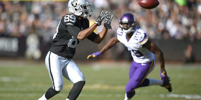 OAKLAND, CA - NOVEMBER 15: Wide receiver Amari Cooper #89 of the Oakland Raiders completes the pass against the Minnesota Vikings in the first quarter at O.co Coliseum on November 15, 2015 in Oakland, California. (Photo by Thearon W. Henderson/Getty Images)
