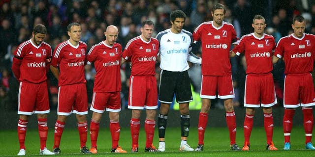 MANCHESTER, ENGLAND - NOVEMBER 14: The Great Britain & Ireland team observe a silence, in remembrance to the victims of the previous day's terror attacks in Paris, prior to kickoff during the David Beckham Match for Children in aid of UNICEF between Great Britain & Ireland and Rest of the World at Old Trafford on November 14, 2015 in Manchester, England. (Photo by Alex Livesey/Getty Images)