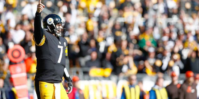 PITTSBURGH, PA - NOVEMBER 15: Ben Roethlisberger #7 of the Pittsburgh Steelers reacts to a pass completion to Martavis Bryant# 10 during the 1st quarter of the game against the Cleveland Browns at Heinz Field on November 15, 2015 in Pittsburgh, Pennsylvania. (Photo by Jared Wickerham/Getty Images)