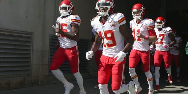 CINCINNATI, OH - OCTOBER 04: Jeremy Maclin #19 of the Kansas City Chiefs takes the field for the game against the Cincinnati Bengals at Paul Brown Stadium on October 4, 2015 in Cincinnati, Ohio. The Bengals defeated the Chiefs 36-21. (Photo by John Grieshop/Getty Images)