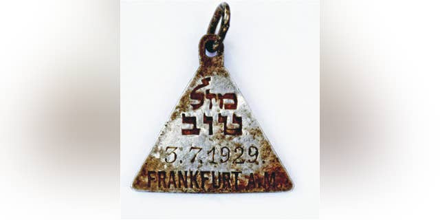 The discovery of a pendant belonging to Holocaust victim Karoline Cohn, 14, has led to a reunion of her relatives from across the globe.