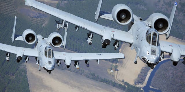 Kesepakatan anggaran termasuk kenaikan gaji pasukan 1%, lebih banyak dana untuk senjata