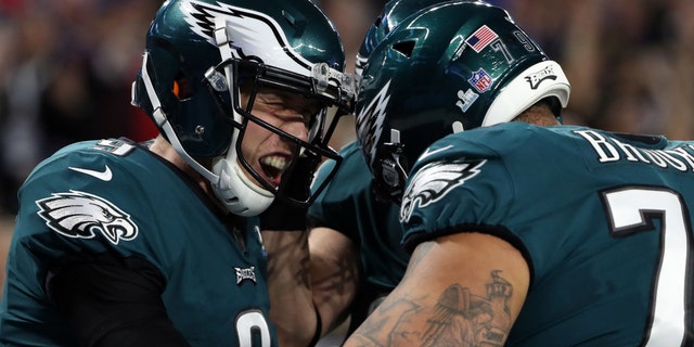 El mariscal de campo de los Philadelphia Eagles, Nick Foles (9), celebra después de atrapar un pase para touchdown contra los New England Patriots durante el segundo cuarto del Super Bowl LII en el US Bank Stadium el 4 de febrero de 2018 en Minneapolis.