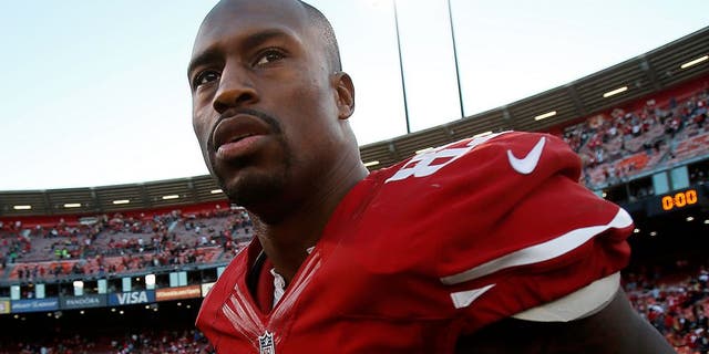 SAN FRANCISCO, CA - DECEMBER 1: Tight end Vernon Davis #85 of the San Francisco 49ers walks on the field after his game against the St. Louis Rams on December 1, 2013 at Candlestick Park in San Francisco, California. The 49ers defeated the Rams 23-13 (Photo by Stephen Lam/Getty Images)