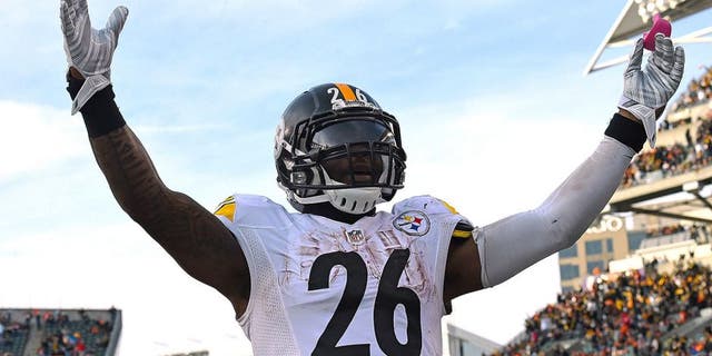 Dec 7, 2014; Cincinnati, OH, USA; Pittsburgh Steelers running back Le'Veon Bell (26) reacts after scoring a touchdown against the Cincinnati Bengals during the second half at Paul Brown Stadium. Pittsburgh Steelers defeat the Cincinnati Bengals 42-21. Mandatory Credit: Mike DiNovo-USA TODAY Sports