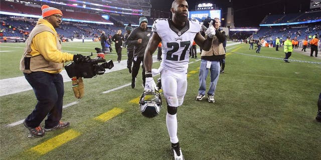 FOXBORO, MA - DECEMBER 06: Malcolm Jenkins #27 of the Philadelphia Eagles exits the field after the game between the New England Patriots and the Philadelphia Eagles at Gillette Stadium on December 6, 2015 in Foxboro, Massachusetts. (Photo by Jim Rogash/Getty Images)
