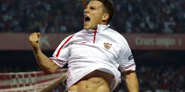 Sevilla's Kevin Gameiro celebrates after scoring against Getafe during their Spanish first division soccer match at Ramon Sanchez Pizjuan stadium in Seville, southern Spain, October 24, 2015. REUTERS/Marcelo del Pozo Picture Supplied by Action Images