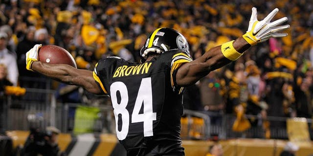 PITTSBURGH, PA - DECEMBER 6: Antonio Brown #84 of the Pittsburgh Steelers celebrates a touchdown in the second quarter of the game against the Indianapolis Colts at Heinz Field on December 6, 2015 in Pittsburgh, Pennsylvania. (Photo by Justin Aller/Getty Images)