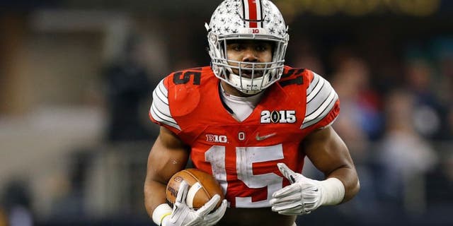 Jan 12, 2015; Arlington, TX, USA; Ohio State Buckeyes running back Ezekiel Elliott (15) runs with the ball against the Oregon Ducks in the 2015 CFP National Championship Game against the Oregon Ducks at AT&T Stadium. Mandatory Credit: Matthew Emmons-USA TODAY Sports
