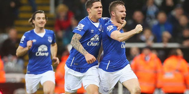 NEWCASTLE UPON TYNE, ENGLAND - DECEMBER 26: Tom Cleverley of Everton (R) celebrates with team mate Muhamed Besic as he scores their first goal during the Barclays Premier League match between Newcastle United and Everton at St James' Park on December 26, 2015 in Newcastle upon Tyne, England. (Photo by Ian MacNicol/Getty Images)