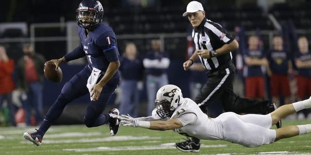 Allen quarterback Kyler Murray (1) eludes Cypress Ranch linebacker Brayden Stringer (33) during the first half of the UIL 6A Division I state championship football game Saturday, Dec. 20, 2014, in Arlington, Texas. (AP Photo/LM Otero)