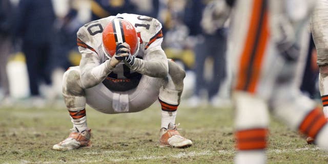 PITTSBURGH - JANUARY 5: Kelly Holcomb #10 of the Cleveland Browns looks down in frustration after an incomplete pass late in the game against the Pittsburgh Steelers during the AFC Wild Card game on January 5, 2002 at Heinz Field in Pittsburgh, Pennsylvania. The Steelers won 36-33. (Photo by Andy Lyons/Getty Images)