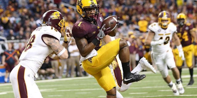 DETROIT MI - DECEMBER 28: KJ Maye #1 of the Minnesota Golden Gophers makes the catch for a touchdown during the second quarter of the game over Tony Annese #18 of the Central Michigan Chippewas on December 28, 2015 during the Quick Lane Bowl at Ford Field in Detroit, Michigan. (Photo by Leon Halip/Getty Images)