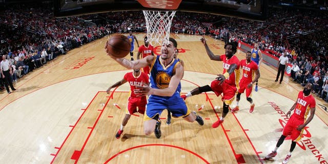 HOUSTON, TX - DECEMBER 31: Klay Thompson #11 of the Golden State Warriors goes to the basket against the Houston Rockets on December 31, 2015 at the Toyota Center in Houston, Texas. NOTE TO USER: User expressly acknowledges and agrees that, by downloading and or using this photograph, User is consenting to the terms and conditions of the Getty Images License Agreement. Mandatory Copyright Notice: Copyright 2015 NBAE (Photo by Bill Baptist/NBAE via Getty Images)